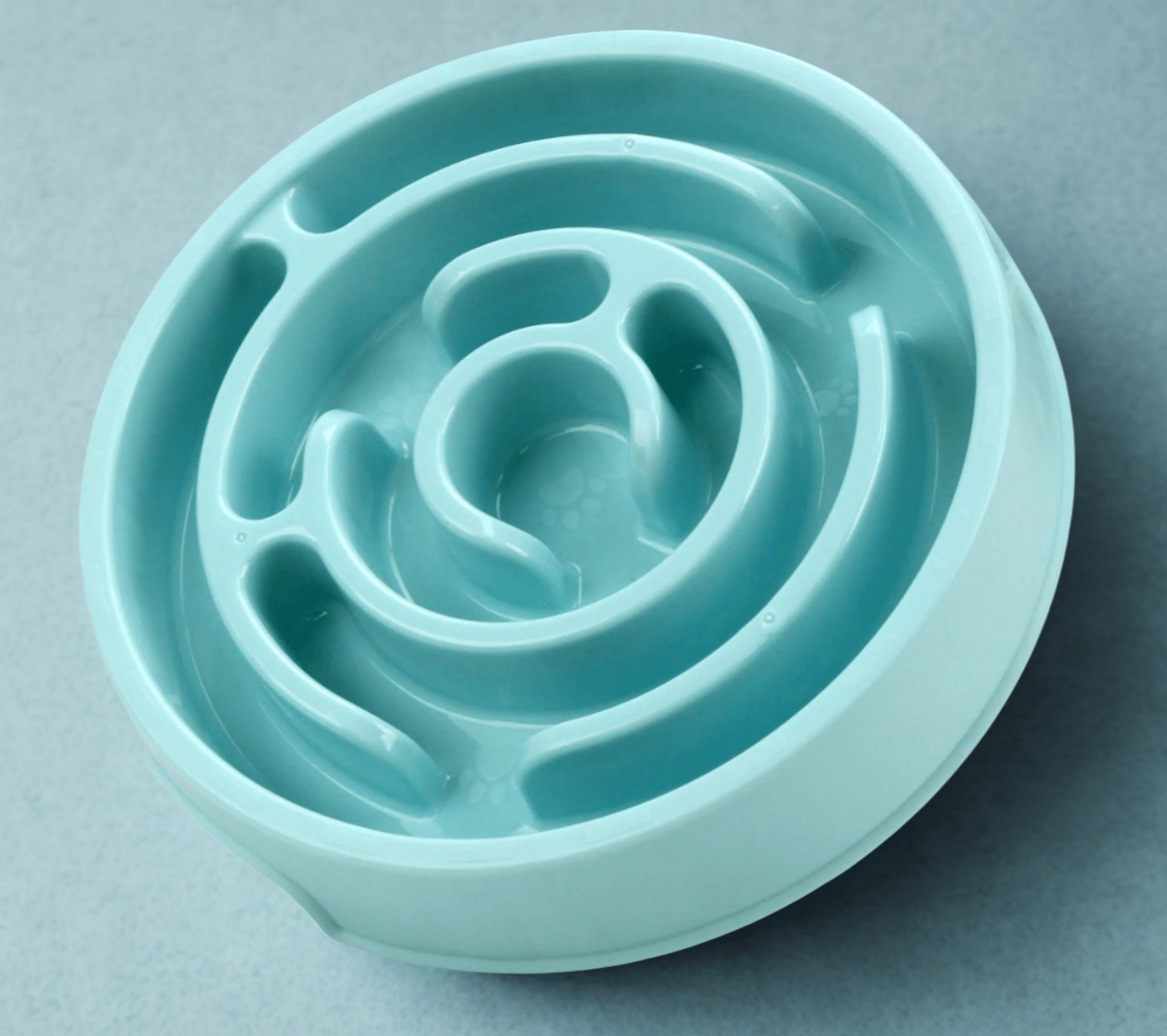 Anti-gulping maze feeder