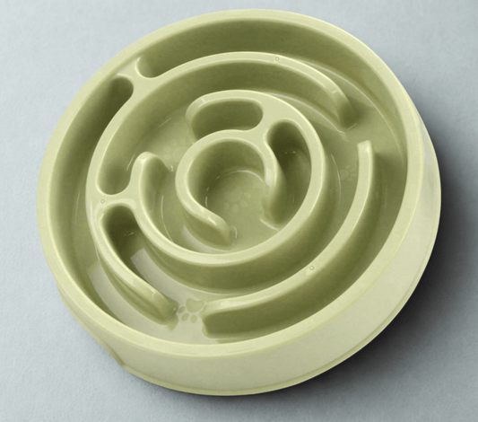 Anti-gulping maze feeder